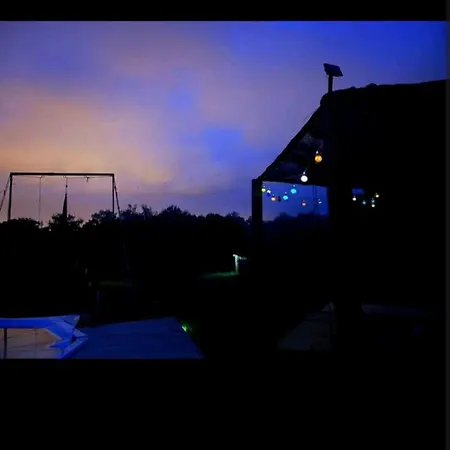 Tienda Acogedora Con Piscina 